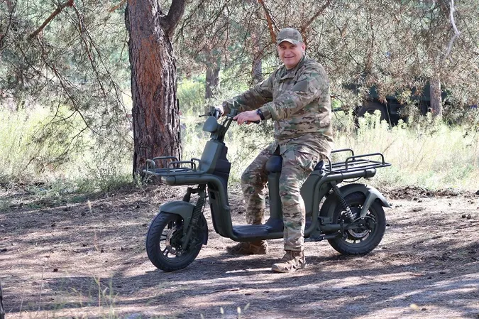 «Тренер» з волинської тероборони ганяє між позиціями на мопеді
