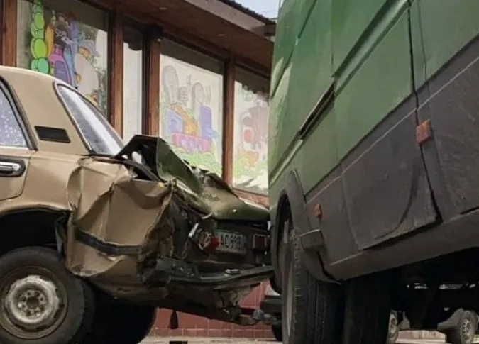 У Луцьку - ДТП: п'яний водій не впорався з керуванням і хотів втекти з місця події (фото,відео)