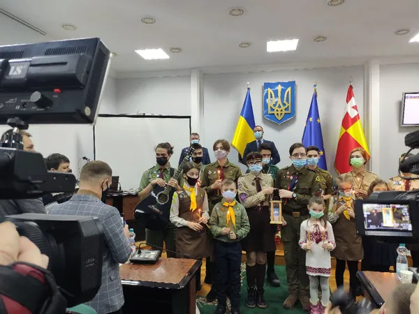 Депутатам Луцькради передали Вифлеємський вогонь миру (фото)