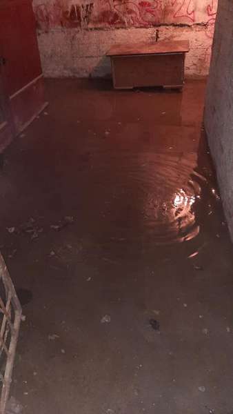 Ремонтували труби – затопило підвал: лучани скаржаться на комунальників (фото)