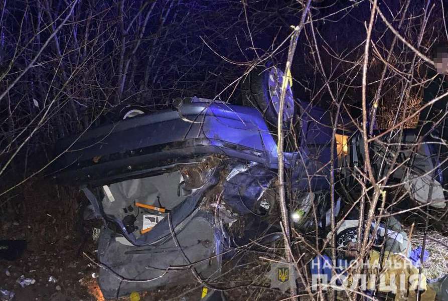 На «Варшавці» BMW злетіла у кювет – постраждали водій і пасажир (фото)