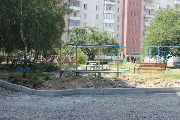 У Луцьку триває ремонт прибудинкових територій (адреси)