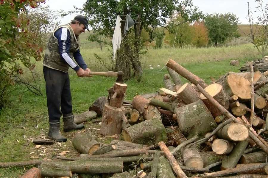 Поки чоловік служить, допомагають сусіди: родина з Луганщини облаштувалась в селі на Волині (відео)
