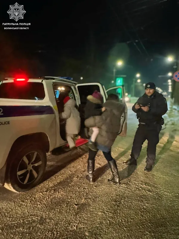 Зламане авто і діти на морозі: у Луцьку патрульні підібрали родину на узбіччі (фото)