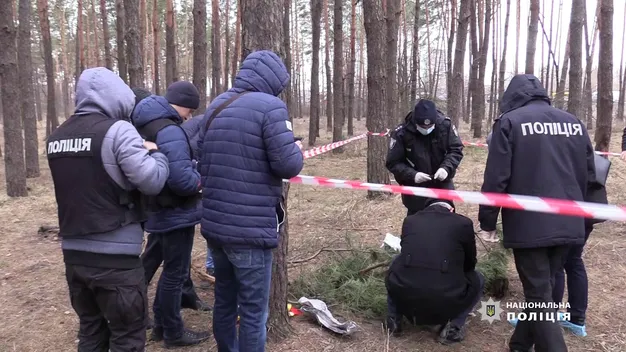 Пакет із новонародженою дитиною мати викинула у лісосмузі (відео)