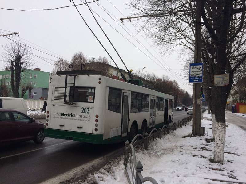У Луцьку масово зупинилися тролейбуси (фото) 