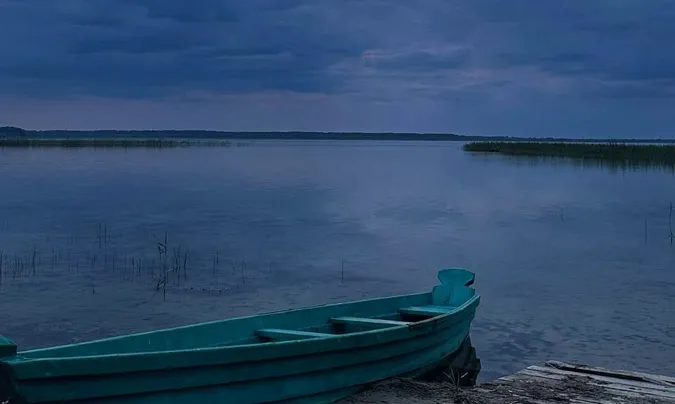 Дивовижно і привабливо: показали атмосферні світлини із захмареного Світязя (фото)