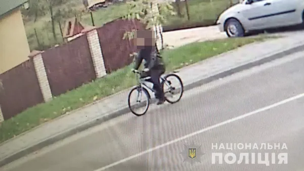 На Волині чоловік «потяг» велосипеда з велопарковки (фото)