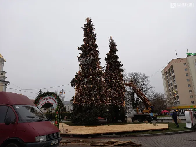 Перевіряють гірлянди: у центрі Луцька загорілися ялинки (фото)