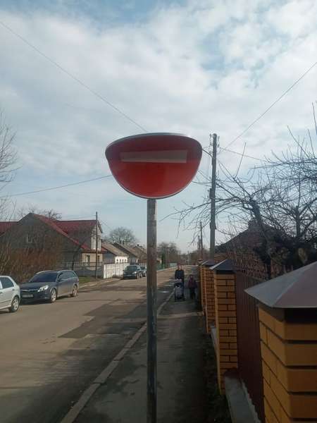 Не вперше нищать: у Володимирі комусь заважає дорожній знак (фото)