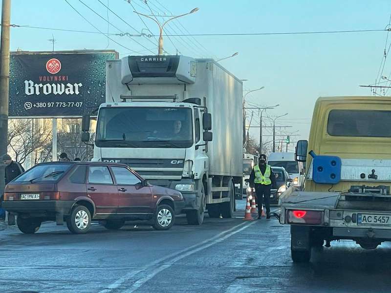 У Луцьку не поділили дорогу легковик і вантажівка (фото)