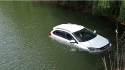 У Луцьку автівку втопили у ставку (фото, відео)