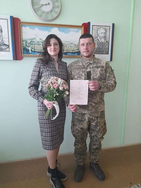 Закохались в зоні бойових дій: у Луцькому районі військовий одружився з обраницею