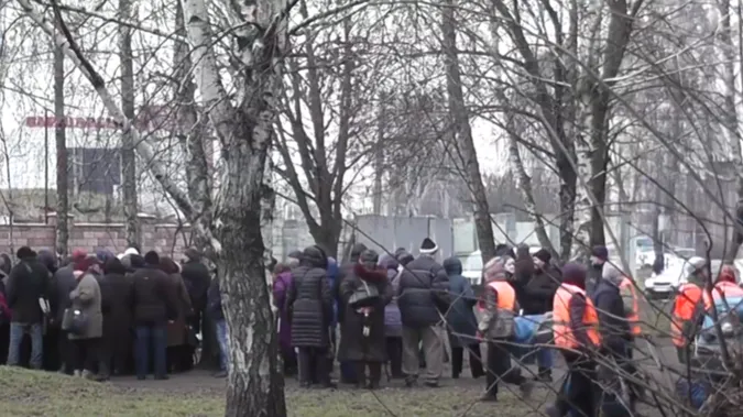 У Луцьку пенсіонери стоять у величезних чергах за протермінованим хлібом (відео)