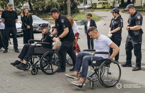 Понад 3 кілометри перешкод на колісних кріслах: у Луцьку провели ходу безбар’єрності (фото, відео)