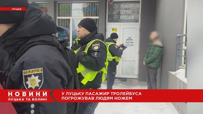 У Луцьку в тролейбусі чоловік малював нацистські знаки й погрожував ножем пасажирам (відео)