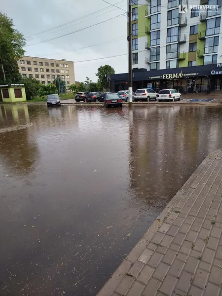Машини плавають: у Луцьку після невеликого дощу знову затопило вулиці (фото, відео)