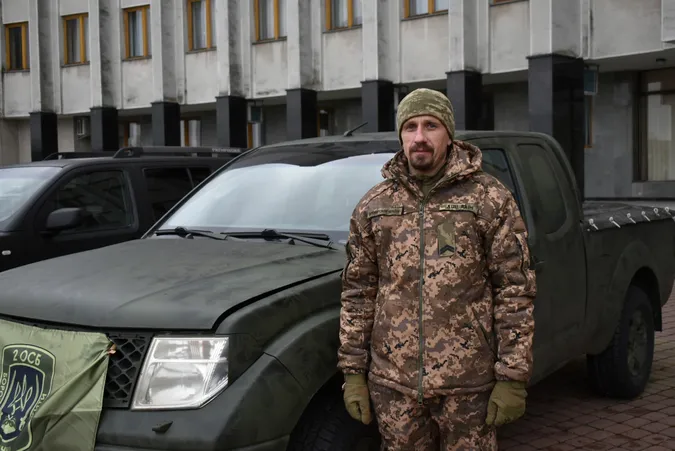 Волинським військовим передали два позашляховики на фронт (фото)