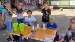У Луцьку діти продають лимонад, а гроші передають волонтерам на сухпайки для ЗСУ (відео)