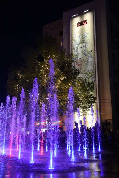 Неймовірне шоу: у Луцьку відкрили світломузичний фонтан (фото)