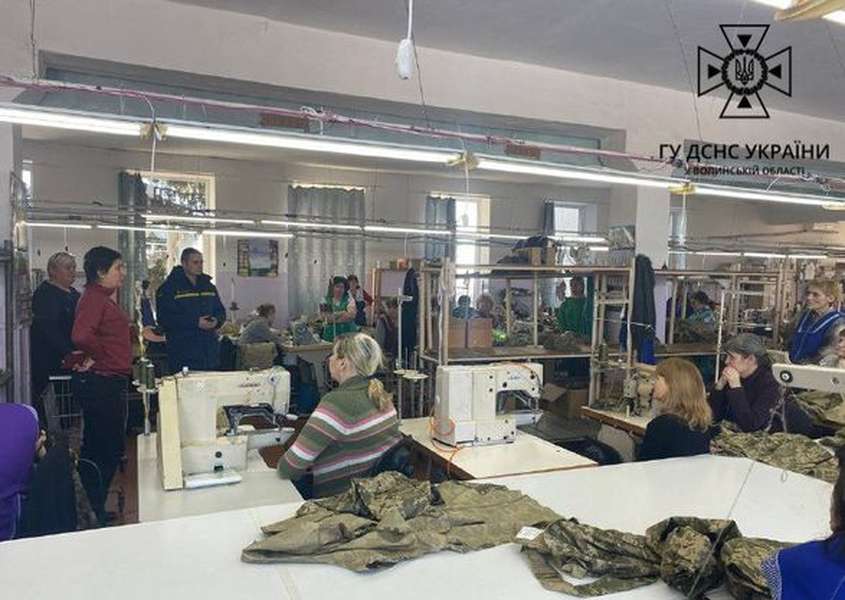 На швейній фабриці у Нововолинську працювали рятувальники (фото)