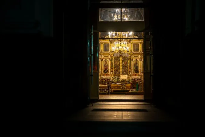 Полум'я свічок і сяйво інсталяцій: якою була Великодня ніч у Луцьку (фото)