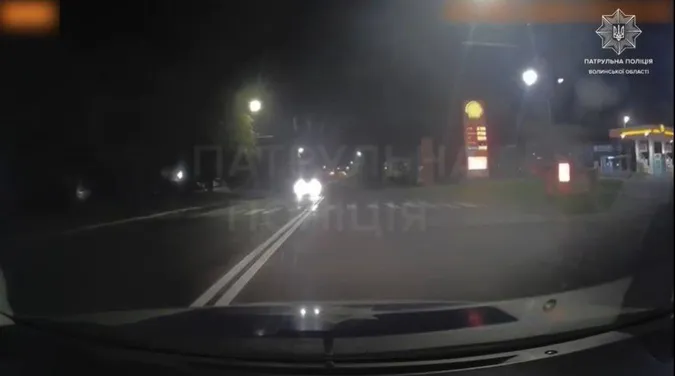 У Луцьку порушниця ПДР намагалася втекти від патрульних (відео)