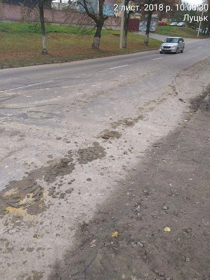 У Луцьку будівельників-нечупар покарали «брудною роботою» (фото)