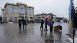 Плов та міні-референдум: у центрі Луцька згадують річницю анексії Криму (фото)