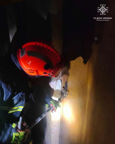 У Луцьку рятувальникам довелося ламати двері, аби допомогти чоловіку (фото)