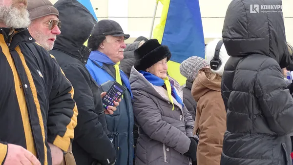 День Соборності у Луцьку: люди утворили ланцюг єдності (фото)