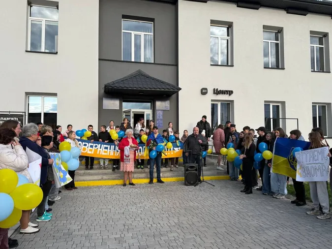 Чекала вся родина: на Волині зустріли звільненого з полону Віталія Мірчука (фото, відео)