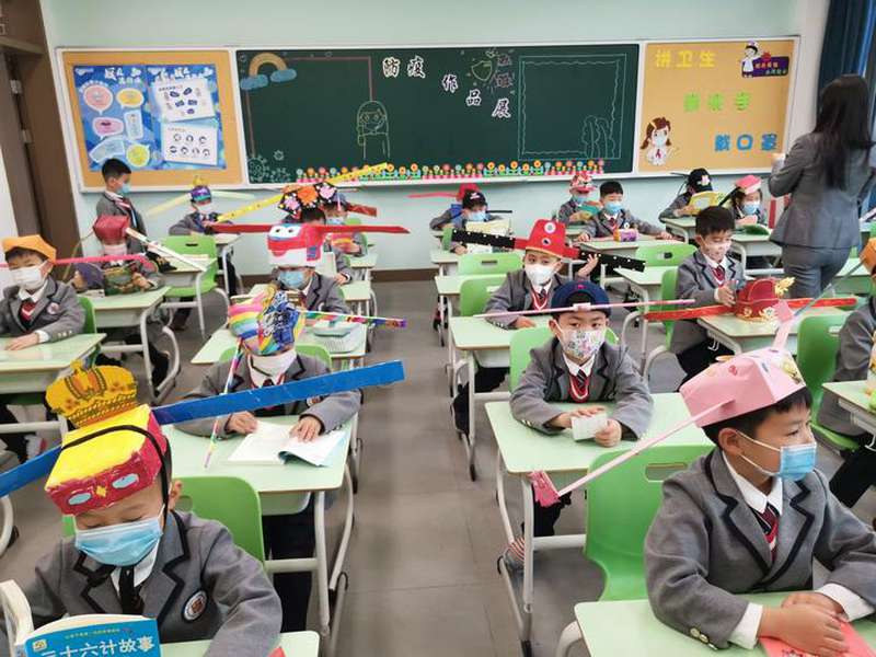 У Китаї школярам придумали головні убори, які допомагають тримати дистанцію (фото)