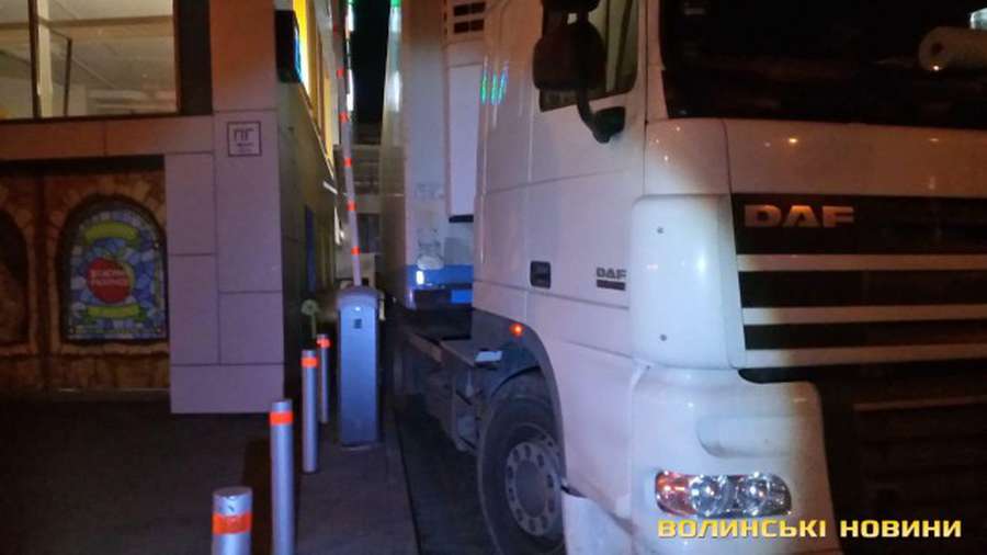Проігнорувала застереження:  у Луцьку вантажівка притиснула до стіни жінку-пішохода