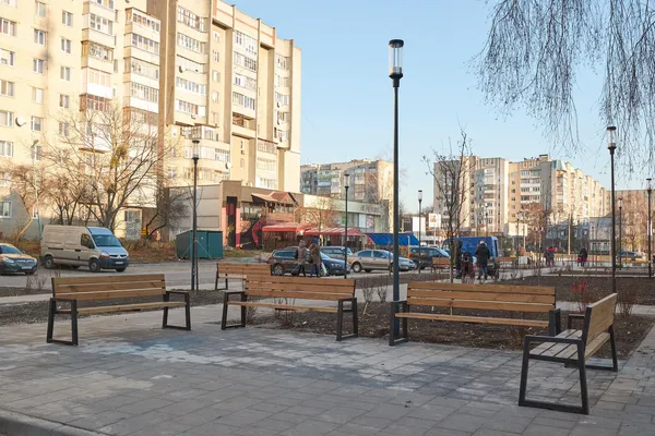 Ліхтарі, ялинки, лавки: у Луцьку завершують облаштування площі перед РАЦСом (фото, відео)