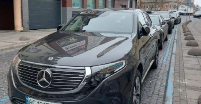 Підготувався заздалегідь: у Луцьку водій Mercedes-Benz хотів «зекономити» на парковці (фото)