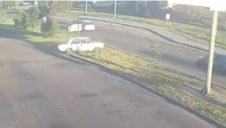 У Луцьку «ВАЗ» на швидкості перелетів траву і врізався у Nissan (відео)