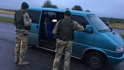 На Волині затримали бус, яким українець перевозив сімох нелегалів (фото)