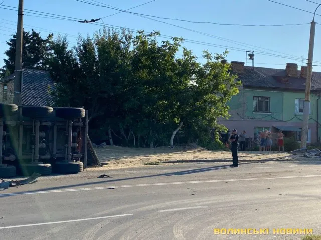 У Луцьку перекинулася вантажівка: вулиця повна зерна, є постраждалий (фото)