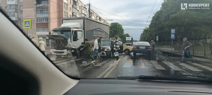 В аварії на Конякіна у Луцьку винна вантажівка: патрульні розповіли деталі, хто в кого в'їхав (відео)