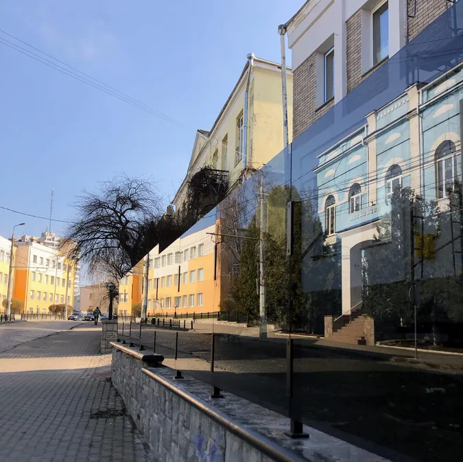 У Луцьку з'явилися дзеркальні паркани (фото)