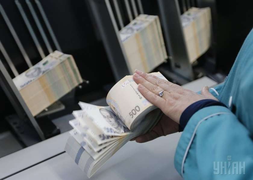 Робітник монетного двору під час одного з етапів виготовлення купюр на Монетному дворі Національного банку України