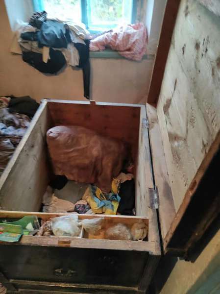 На Донеччині у скрині знайшли мертвими двох дітей (фото)