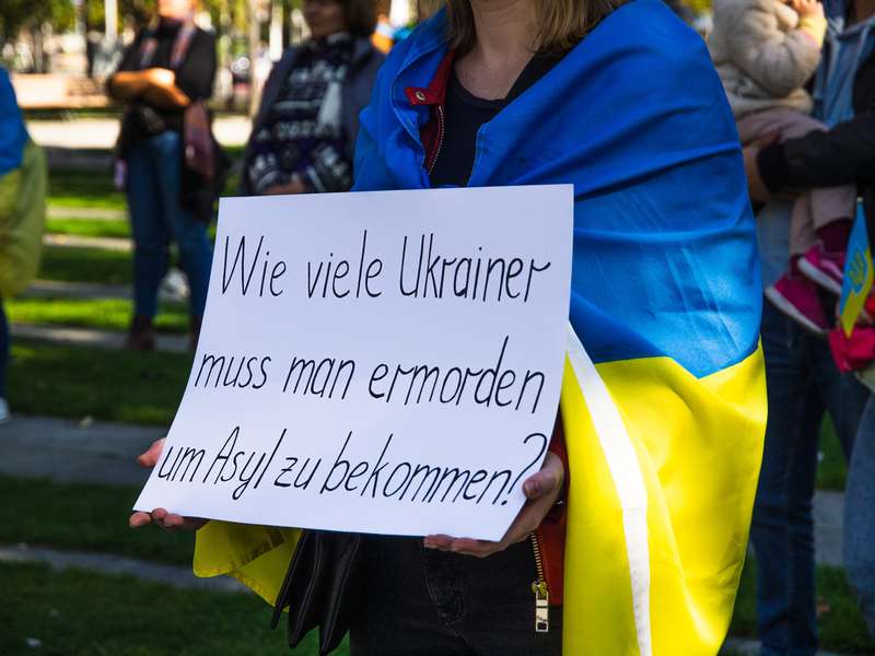 У Німеччині українські біженці протестували проти надання притулку ухилянтам з росії (фото)