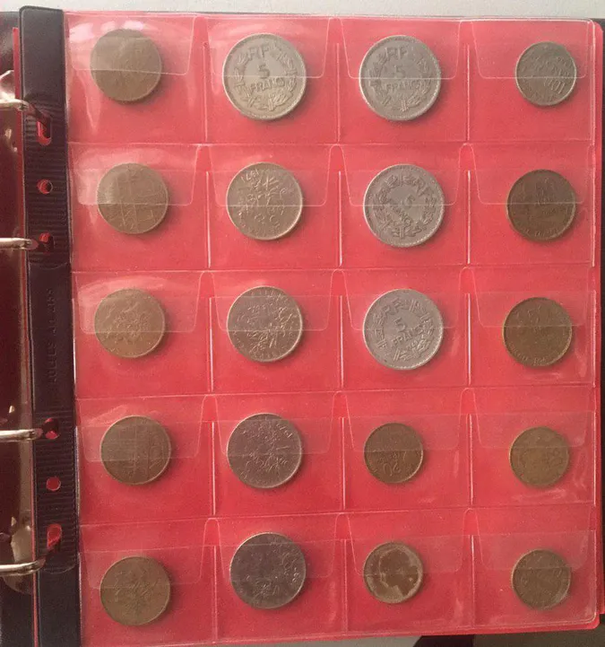 Волинянин віз із Польщі багнет-ніж і 400 монет (фото)