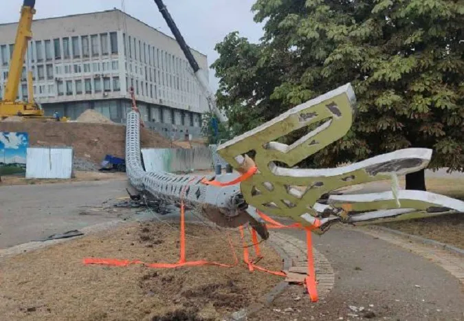 Напередодні свят звалився один з найвищих флагштоків в Україні (фото, відео)