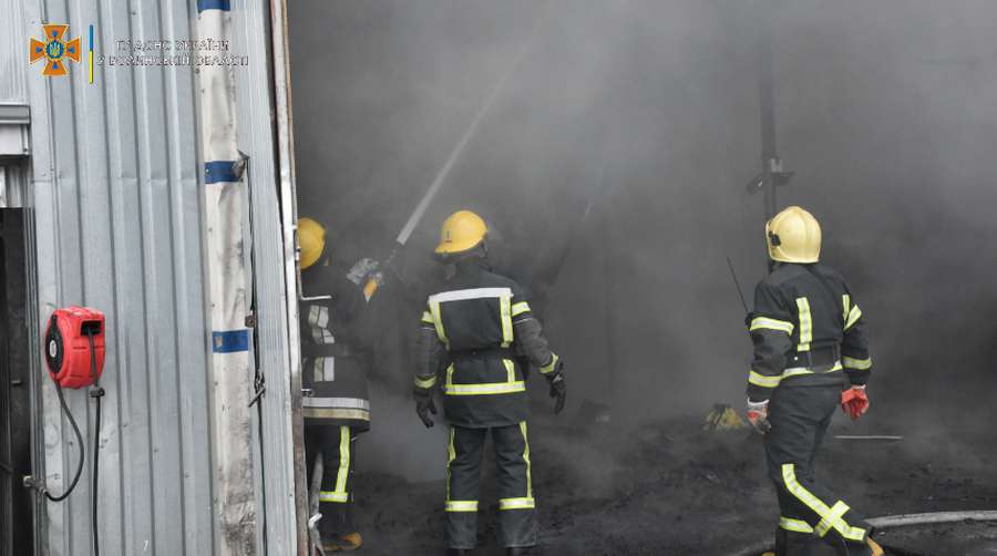 Врятували вантажівку: повідомили подробиці пожежі на СТО в Луцьку (фото, відео)