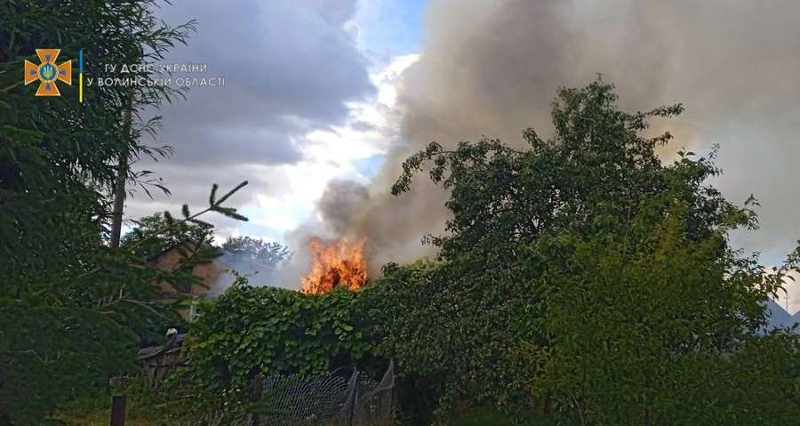 У Нововолинську курець спалив свою літню кухню (фото, відео)