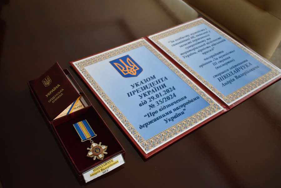 У Луцьку синам і дружині загиблого «азовця» передали його посмертний орден «За мужність ІІІ ступеня» (фото)