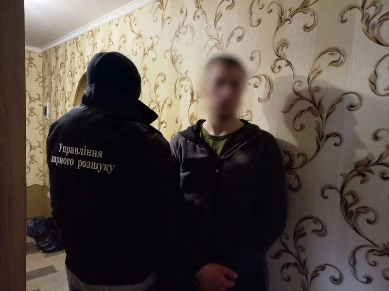 У Луцьку затримали трьох молодиків, які «барижили» наркотиками (фото)